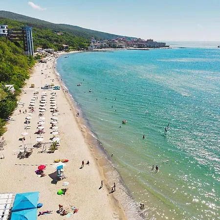Apartament Sea View - Beachfront Apartment, 10 Pools & Free Parking