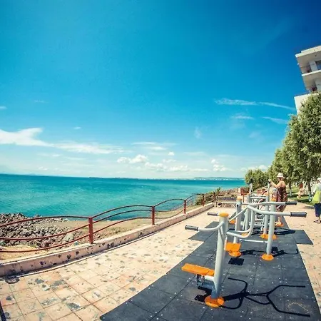 Apartament Sea View - Beachfront Apartment, 10 Pools & Free Parking *