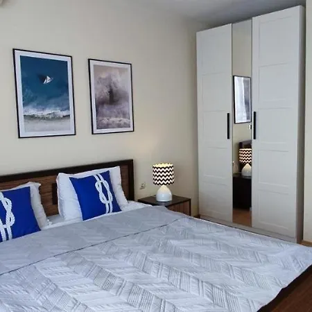 Apartament Sea View - Beachfront Apartment, 10 Pools & Free Parking *